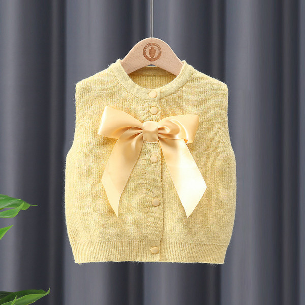 Laste kootud vest nööpide ja paelaga