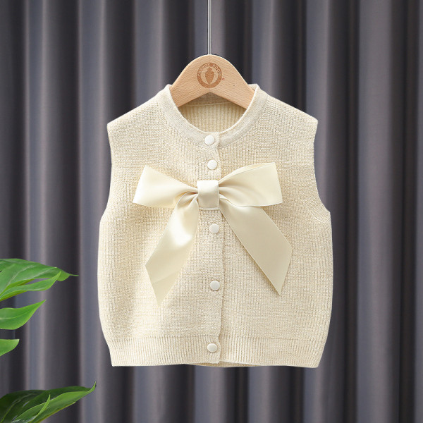 Laste kootud vest nööpide ja paelaga