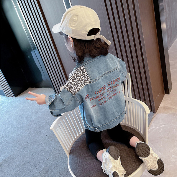 Модерно детско дънково яке с джоб и копчета