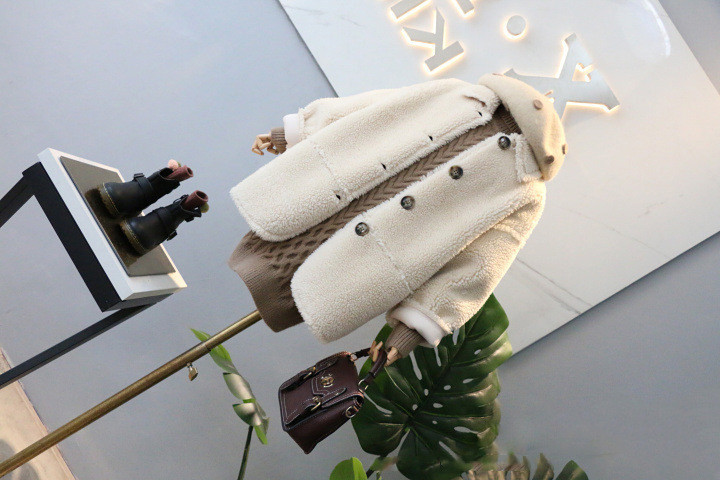 Модерно пухено палто за момичета с копчета