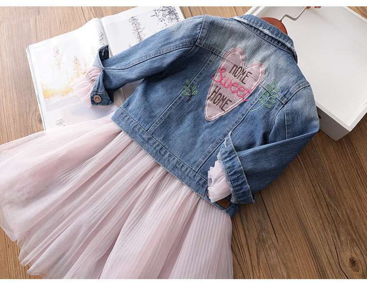 Дънково яке за момичета със сърце и цветни бродирани надписи