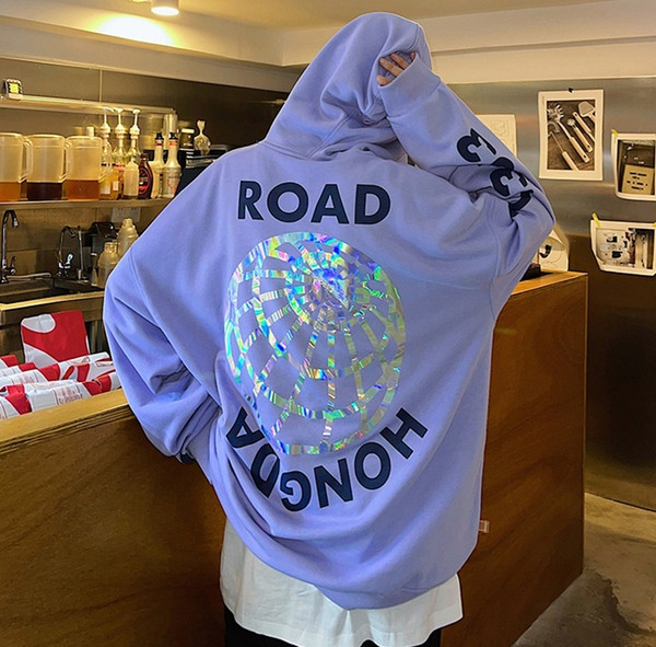 Vyriški modernūs megztiniai su plačiais modelio užrašais