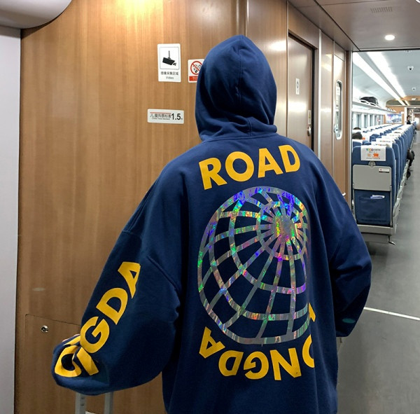 Vyriški modernūs megztiniai su plačiais modelio užrašais