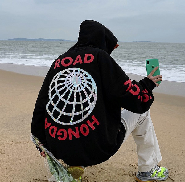 Vyriški modernūs megztiniai su plačiais modelio užrašais