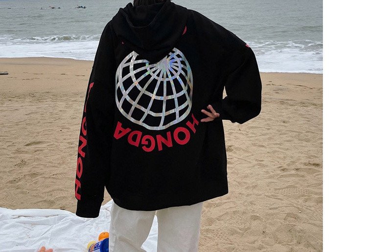 Vyriški modernūs megztiniai su plačiais modelio užrašais