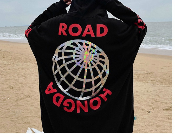 Vyriški modernūs megztiniai su plačiais modelio užrašais