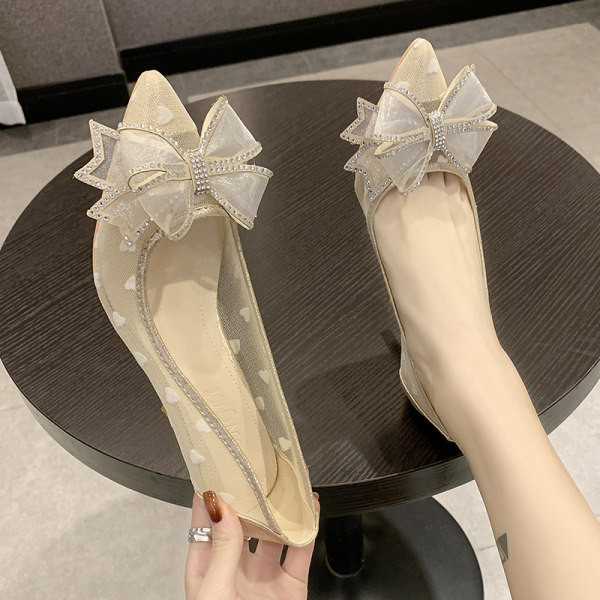 Novi model ženskih cipela na špic sa trakom