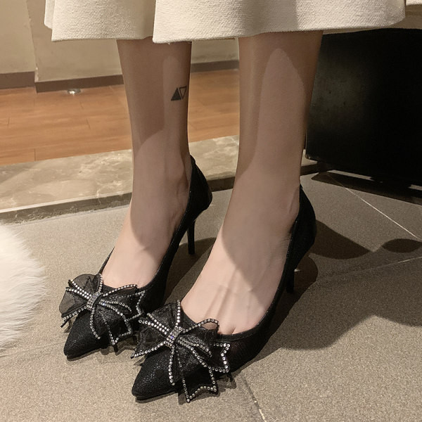 Novi model ženskih cipela na špic sa trakom