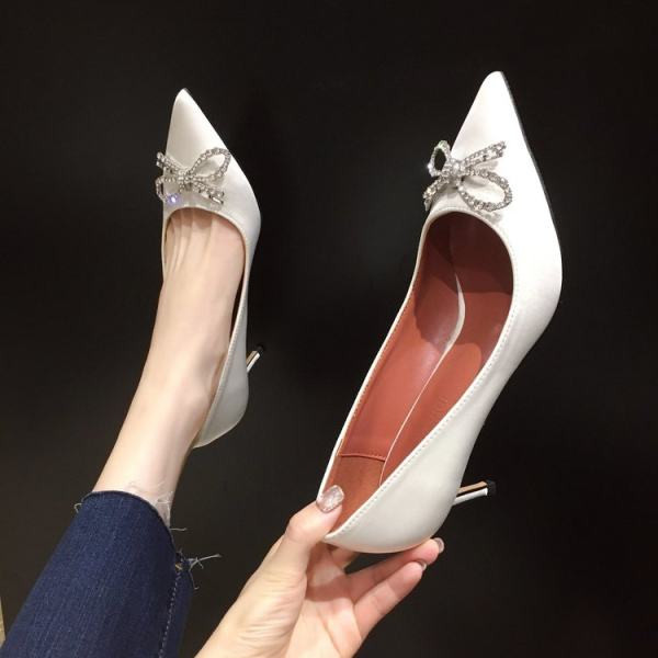 Elegantne satenske cipele s trakom i kamenčićima