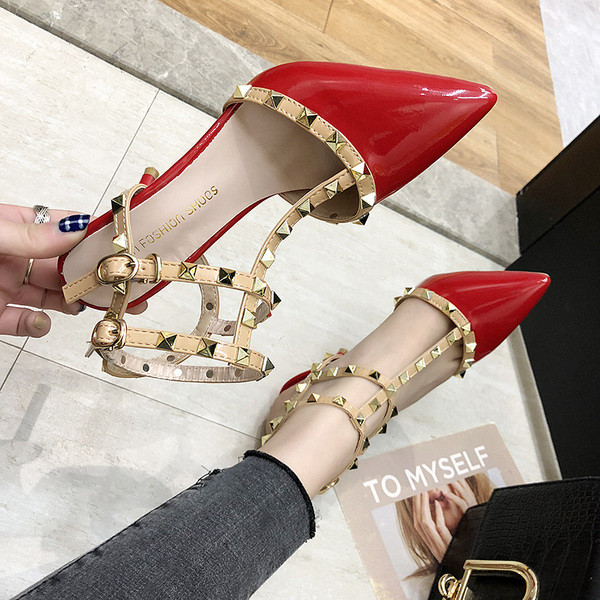 Moderne ženske cipele na špic sa metalnim elementima