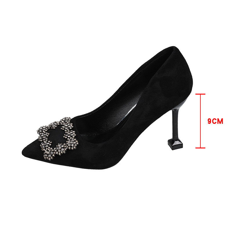 Cipele od eko brušene kože s metalnim ukrasom i visokom petom