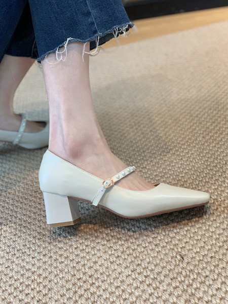 Ženske cipele s debelom petom i biserima - retro stil