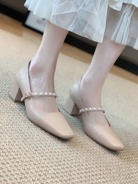 Ženske cipele s debelom petom i biserima - retro stil