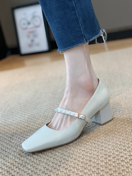 Ženske cipele s debelom petom i biserima - retro stil