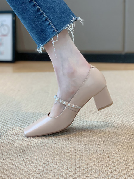 Ženske cipele s debelom petom i biserima - retro stil