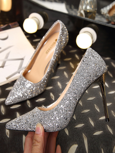 Elegantne ženske cipele sa sjajnim efektom i visokom petom
