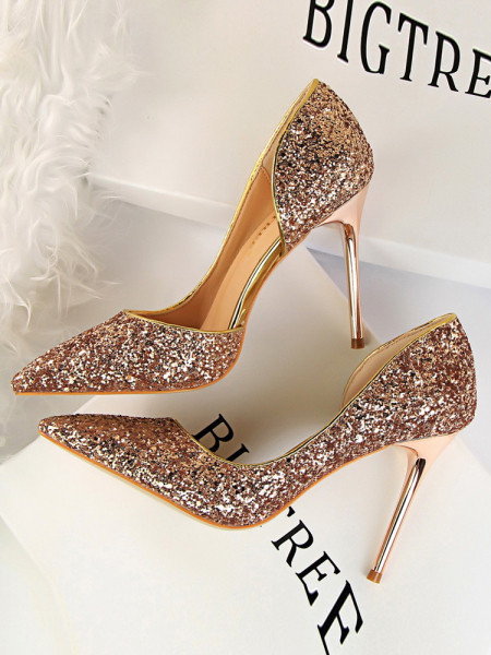 Elegantne ženske cipele sa sjajnim efektom i visokom petom