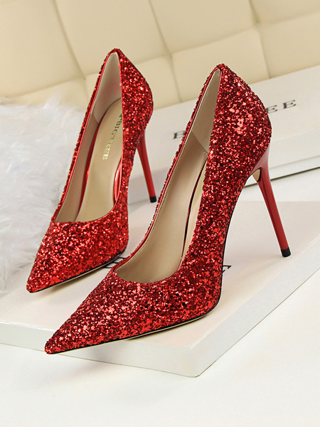 Elegantne ženske cipele sa sjajnim efektom i visokom petom