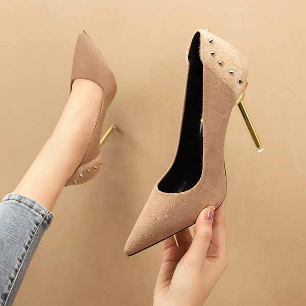 Elegantne ženske cipele s donjom i visokom petom