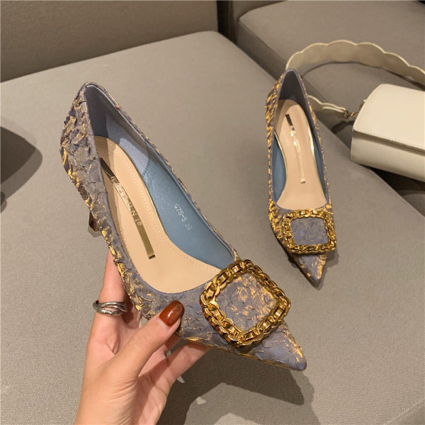 Ženske cipele s metalnim elementom - model na špic