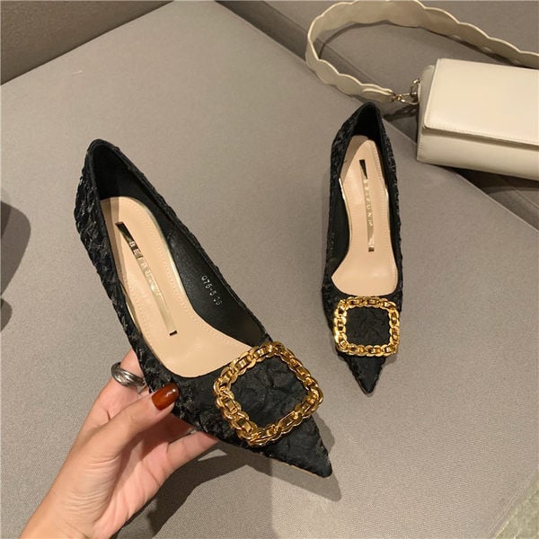 Ženske cipele s metalnim elementom - model na špic