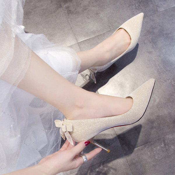 Novi model ženskih cipela na špic sa visokom petom i trakom