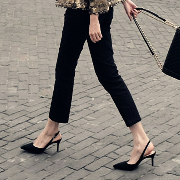 Model ženskih cipela na špic - na visoku petu u crnoj boji