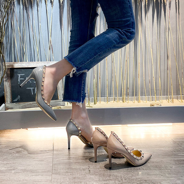 Novi model ženskih cipela na špic sa metalnim kockicama i visokom petom