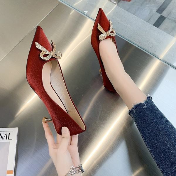 Novi model proljetnih cipela sa petom od 6,5 cm i metalnom trakom