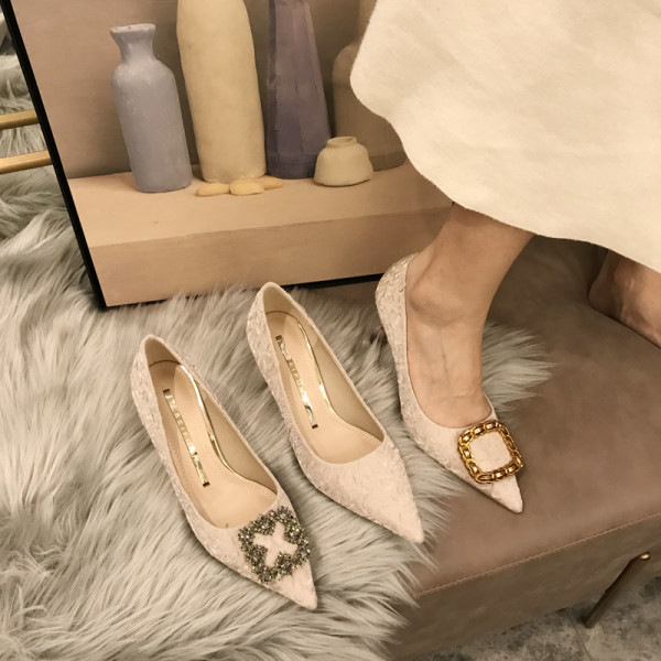 Moderne ženske cipele na visoku petu - model na špic