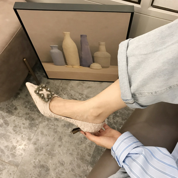 Moderne ženske cipele na visoku petu - model na špic