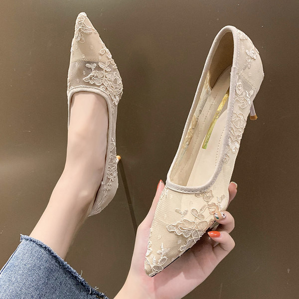 Ženske cipele na vezanje i tanku petu