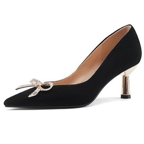 Model cipela od brušene kože na špic s trakom