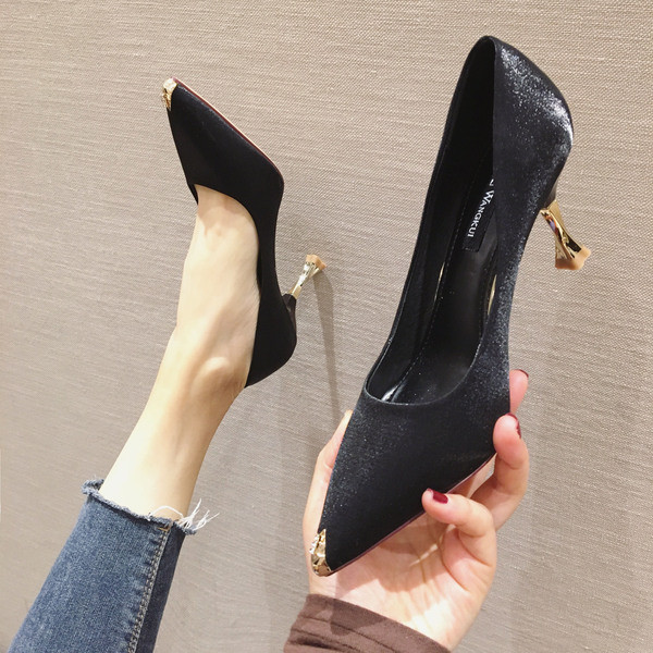 Elegantni model ženskih cipela na špic