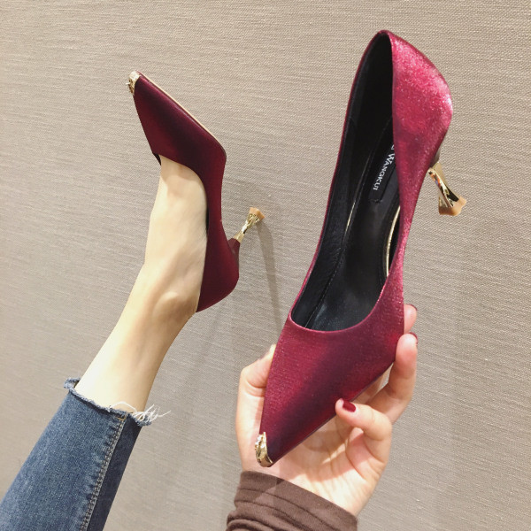 Elegantni model ženskih cipela na špic