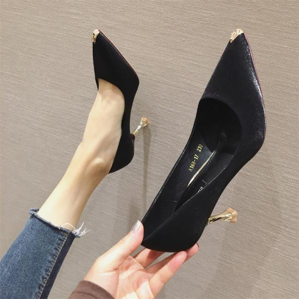 Elegantni model ženskih cipela na špic