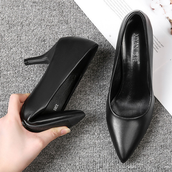 Novi model ženskih cipela od umjetne kože u crnoj boji