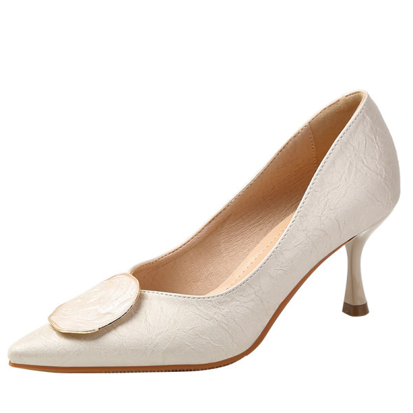 Ležerne ženske cipele s niskom petom i metalnim ukrasom