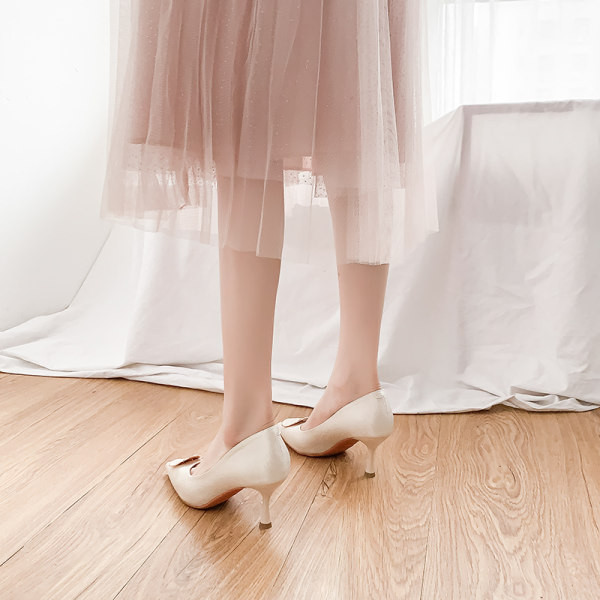 Ležerne ženske cipele s niskom petom i metalnim ukrasom