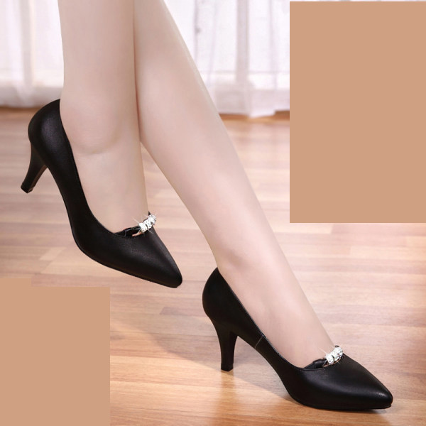 Γυναικεία παπούτσια με διακόσμηση - μυτερό μοντέλο