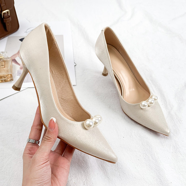 Ženske moderne cipele s biserima - model na špic