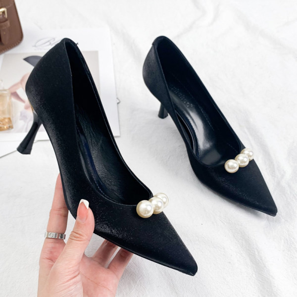 Ženske moderne cipele s biserima - model na špic