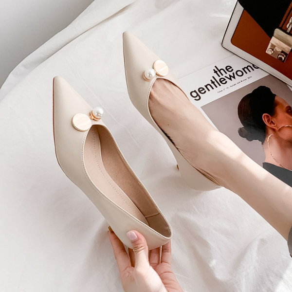 Ležerne ženske cipele s metalnim ukrasom u bež boji