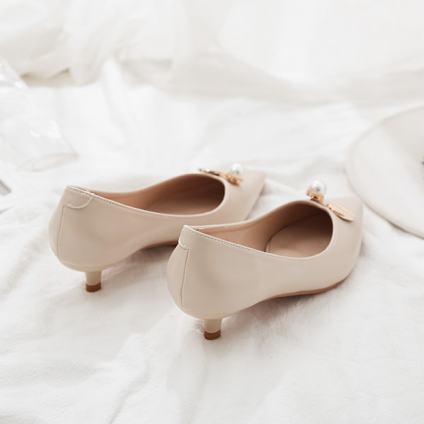 Ležerne ženske cipele s metalnim ukrasom u bež boji