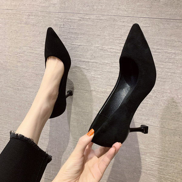 Elegantne ženske cipele u crnoj boji na špic model