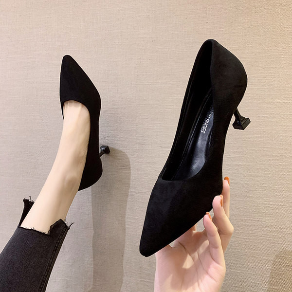 Elegantne ženske cipele u crnoj boji na špic model