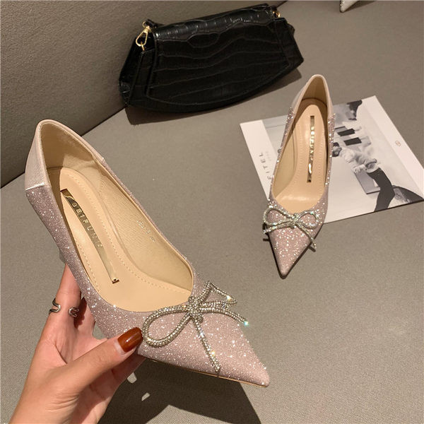 Elegantne ženske cipele na špic sa trakom - visoka peta 7 cm