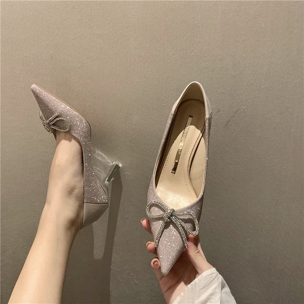 Elegantne ženske cipele na špic sa trakom - visoka peta 7 cm