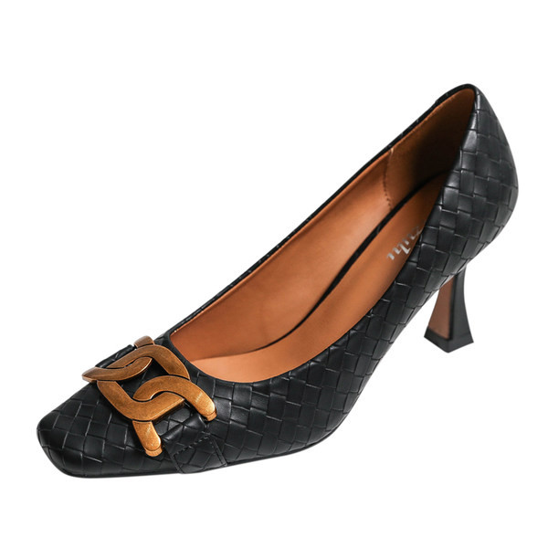 Novi model ženskih cipela na visoku petu i metalnim ukrasima u dvije boje