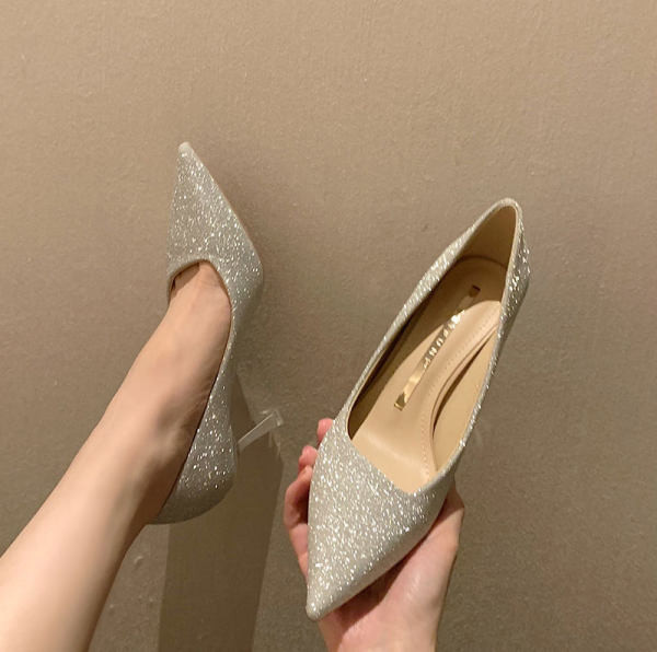 Moderne ženske cipele s visokom petom i sjajnim česticama